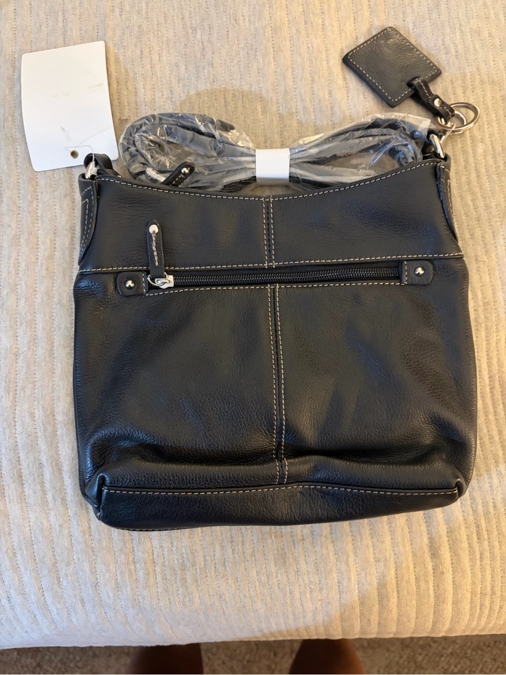 Tignanello Black Leather Shoulder Bag Tassel Accent Gold Hardware Crossbody nwt - Picture 4 of 4